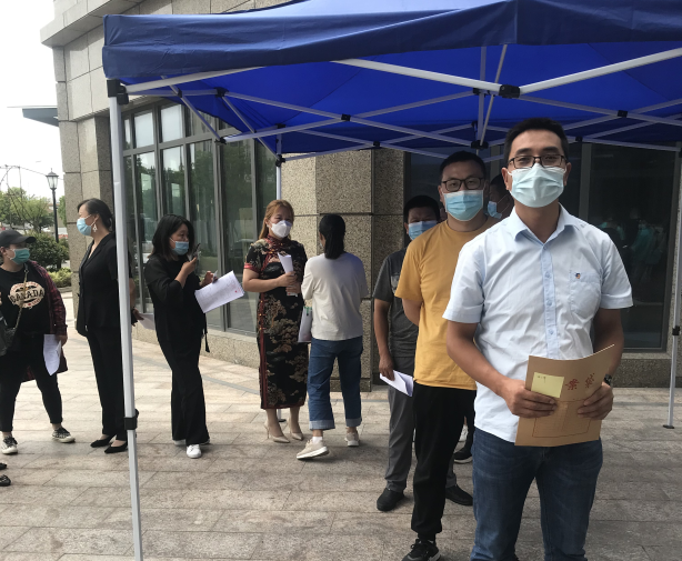 擼起袖子積極獻(xiàn)血，用愛心傳遞溫暖